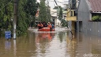 Proses evakuasi dilakukan dengan perahu karet.