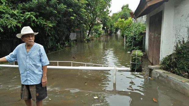 Meski banjir telah surut, namun air masih menggenangi jalanan di kompleks itu.