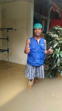 Meski dalam keterbatasan, Edi justru menikmati banjir sebagai berkah. 