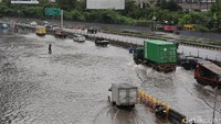 Hanya mobil-mobil besar yang tetap dapat melintas.