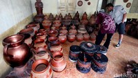 Di sini tersimpan aneka macam gerabah, mulai dari poci sampai gerabah berukuran besar.