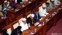Sekjen FUI (Forum Umat Islam) Muhammad Al Khaththath bersama beberapa perwakilan menyampaikan aspirasinya bertemu langsung dengan para anggota dewan.