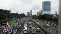 Penampakan Massa Aksi Damai 212 'Memutihkan' Jalan di Depan DPR
