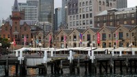 Pelabuhan Port Jackson ini dibangun oleh James Cook, penjelajah Inggris yang menemukan benua Australia. Nama Jackson sendiri diambil dari George Jackson, salah satu admiral Kerajaan Inggris yang ikut dalam ekspedisinya (Wahyu/detikTravel)