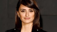 Penelope Cruz tampak seksi dengan busana yang memamerkan belahan dadanya tersebut. Anthony Harvey/Getty Images/detikFoto.