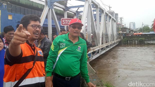 Wagub Djarot S Hidayat di pintu air Karet, Jakarta Pusat