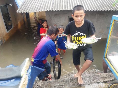 Kali Mookervaart Meluap Bikin Banjir, Warga Mengungsi