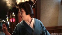 Muka mereka datar, tanpa ekspresi. Bedak putih tebal yang menutup mukanya tidak berkerut sama sekali. Tak ada senyum, tak ada lirikan mata. Baju kimono lengkap menambah anggun jalan mereka yang bergegas dengan langkah sangat cepat (Andi Saputra/detikTravel)