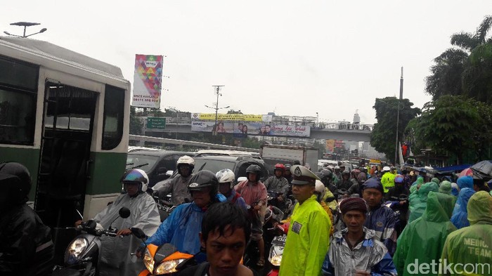 Ada Aksi 212, Arus Lalin di Depan DPR Dialihkan ke Tol Dalkot