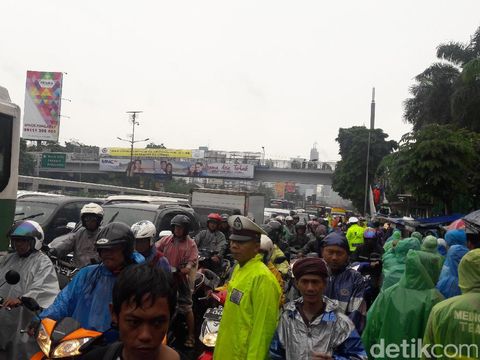  Massa aksi 212 di depan gedung MPR/DPR, Selasa (21/2/2017)