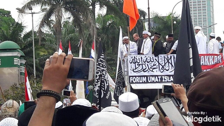 Habib Rizieq Datangi Massa di Aksi 212 Depan Gedung DPR Habib Rizieq Datangi Massa di Aksi 212 Depan Gedung DPR