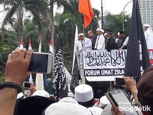 Habib Rizieq Datangi Massa di Aksi 212 Depan Gedung DPR