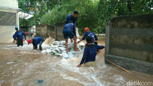 Petugas yang membangun tanggul. 