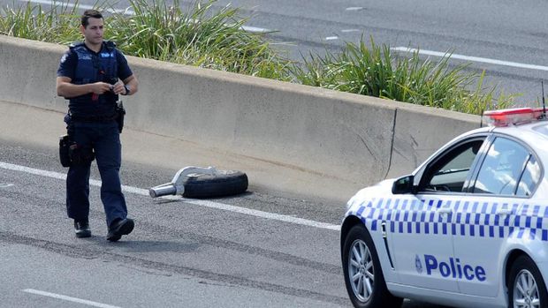 Roda pesawat jatuh di tengah jalanan