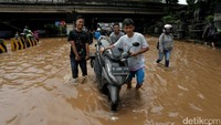 Di kawasan ini, banjir bahkan mencapai 50 cm.