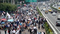 Usai mendengar penjelasan perwakilan massa yang masuk ke DPR termasuk ditemui anggota DPR, massa membubarkan diri. Imam Besar Front Pembela Islam (FPI) Habib Rizieq Syihab itu juga sempat berpesan agar massa membubarkan diri dengan tertib.