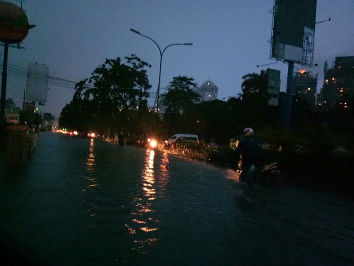 Boulevard Kelapa Gading Banjir Selutut, Kendaraan Urung Melintas
