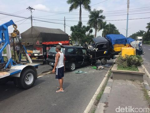 Kecelakaan melibatkan tiga kendaraan