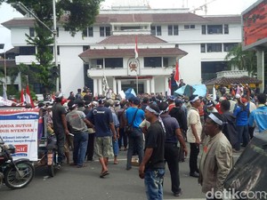 Ratusan Sopir Becak Motor di Medan Demo Protes Angkutan Online