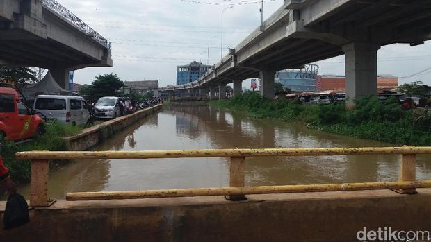 Air Kalimalang yang sempat meluap sudah surut