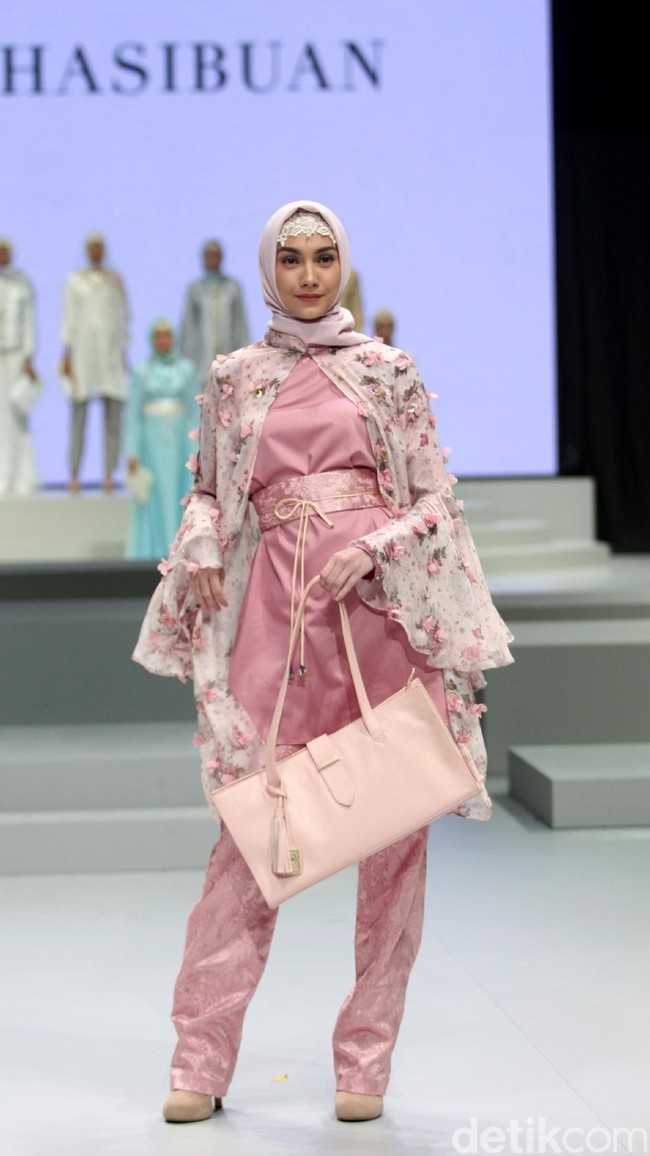 Koleksi Anniesa Hasibuan yang mengangkat tema DJakarta Indonesia Fashion Week 2017 di Jakarta Convention Center. Senayan. Jakarta. [Foto: Mohammad Abduh/Wolipop]