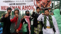 Mereka juga menuntut hentikan kriminalisasi ulama, hentikan penangkapan aktivis mahasiswa, kembalikan kedaulatan bangsa dan kembalikan ke UUD 1945 yang asli.