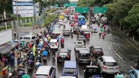 Akibat banjir lalu lintas terputus.
