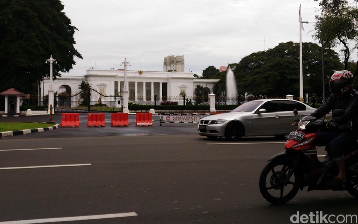 Genangan air akibat hujan di sekitar Istana Merdeka, Jakarta Pusat, sudah surut. Arus lalu lintas di kawasan itu ramai lancar.