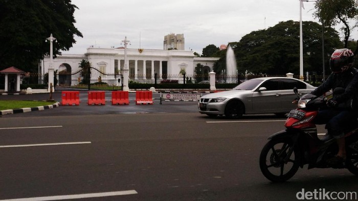 Genangan air akibat hujan di sekitar Istana Merdeka, Jakarta Pusat, sudah surut. Arus lalu lintas di kawasan itu ramai lancar.