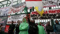 Mereka menuntut pemberhentian gubernur yang menjadi tersangka.