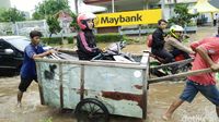 Tembus Banjir Kelapa Gading, Pemotor ini Menumpang Gerobak