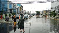 Jalan Depan Arion Mal Rawamangun Banjir, Satu Jalur Ditutup
