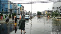 Genangan air terjadi karena kontur Jalan Paus yang cekung. Karena itu air sulit mengalir. Lebih buruk lagi saluran drainase posisinya lebih tinggi dibanding jalan yang cekung itu.