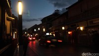 Bagi yang ingin melihat langsung Geisha, harus sabar menunggu sebab mereka baru muncul di kawasan itu sekitar pukul 18.00 waktu setempat. Malah, banyak yang setia menanti di pinggir jalan dengan berdiri berlama-lama (Andi Saputra/detikTravel)
