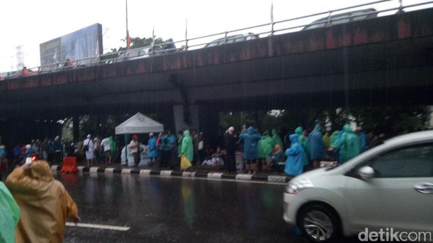 Pedagang berjualan di trotoar. 