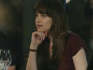 Ini Koleksi Lipstik yang Dipakai Dakota Johnson di Film Fifty Shades Darker