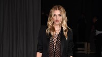 Lily Donaldson juga tak kalah mempesona dan seksi dengan dress menerawang serta blazer dan boots hitam. Ian Gavan/Getty Images for Burberry/detikFoto.