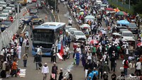 Setelah menggelar aksi, massa berangsur-angsur meninggalkan lokasi ke arah Slipi ataupun Semanggi. Mereka berjalan dalam kelompok-kelompok rombongan.