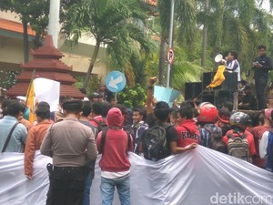 Warga Lamongan Demo, Tuntut Bupati Perbaiki Jalan Rusak