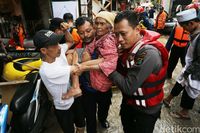 Petugas mengevakuasi warga dari banjir Selasa 21 2