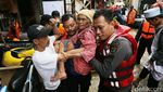 Aksi Heroik Petugas Evakuasi Warga Cipinang Melayu