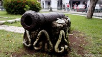Di Keraton Kasepuhan bisa melihat aneka barang kuno lain seperti senjata dan meriam dari India, China dan Portugis.