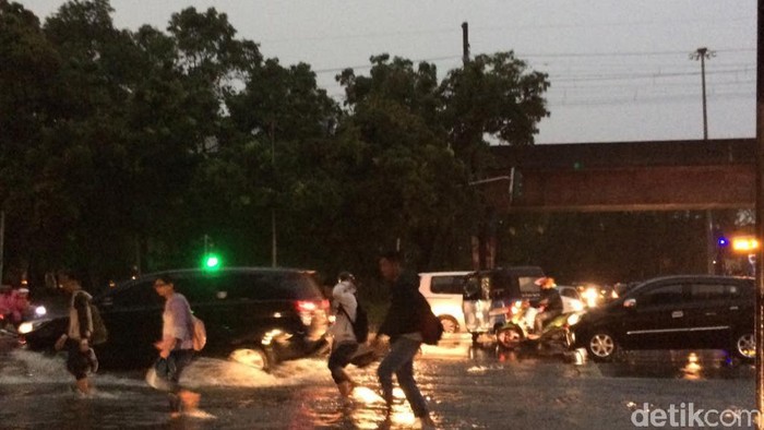 Diguyur Hujan Sejak Malam, Jl Medan Merdeka Timur Tergenang 50 Cm