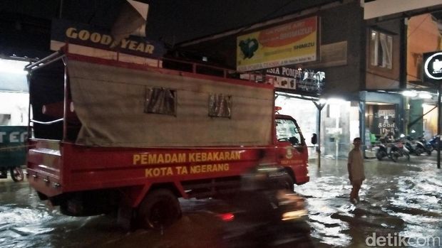  Banjir merendam ruas jalan dan rumah warga di kompleks Ciledug Indah I, Jl KH Hasyim Ashari, Ciledug, Tangerang.