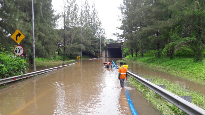 Banjir di Kolong Tol Cikunir Belum Surut, Lalin Masih Dialihkan
