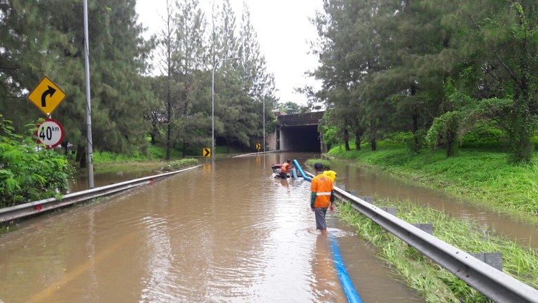 Tunnel Tol Cikunir Diperkirakan Kembali Normal Pukul 21.00 WIB Tunnel Tol Cikunir Diperkirakan Kembali Normal Pukul 21.00 WIB
