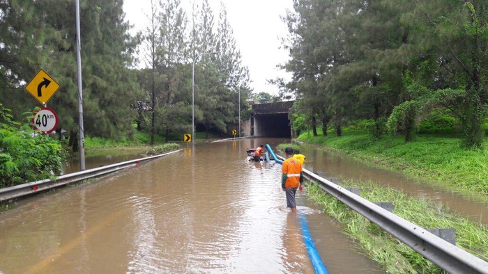 Tol Cikunir ke Pondok Indah Ditutup karena Terendam Banjir