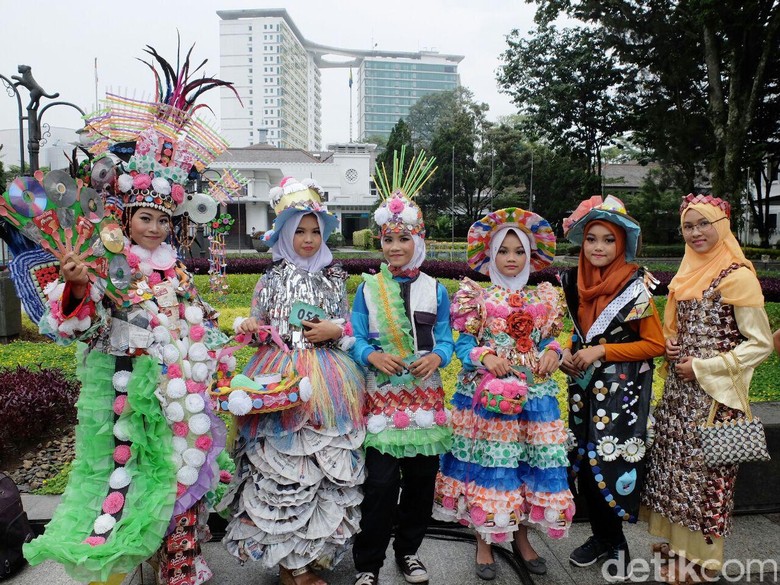 Cantiknya Gaun Sampah Kreasi Siswi MtsN 2 Bandung Ini