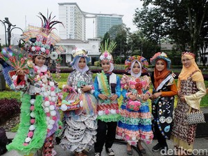 Cantiknya Gaun Sampah Kreasi Siswi MtsN 2 Bandung Ini