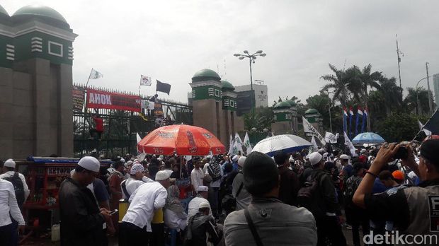 Aksi 212 Usai, Masih Ada Massa yang Lanjut Orasi di Depan DPR